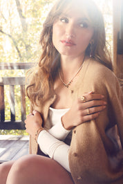 Collier doré Meryl en pierres naturelles orné de charms - Bijou porté