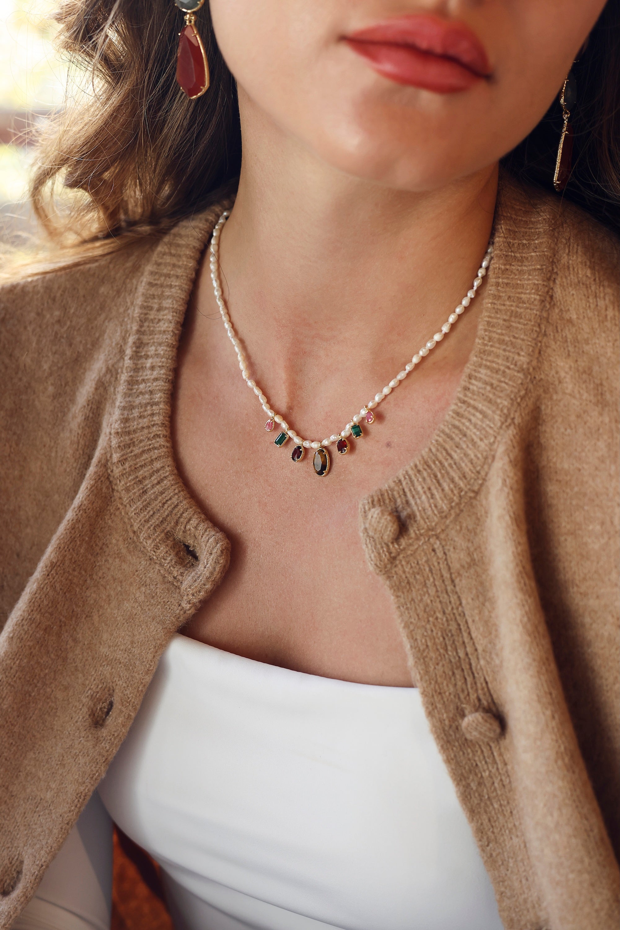 Collier doré Meryl en pierres naturelles orné de charms - Bijou porté