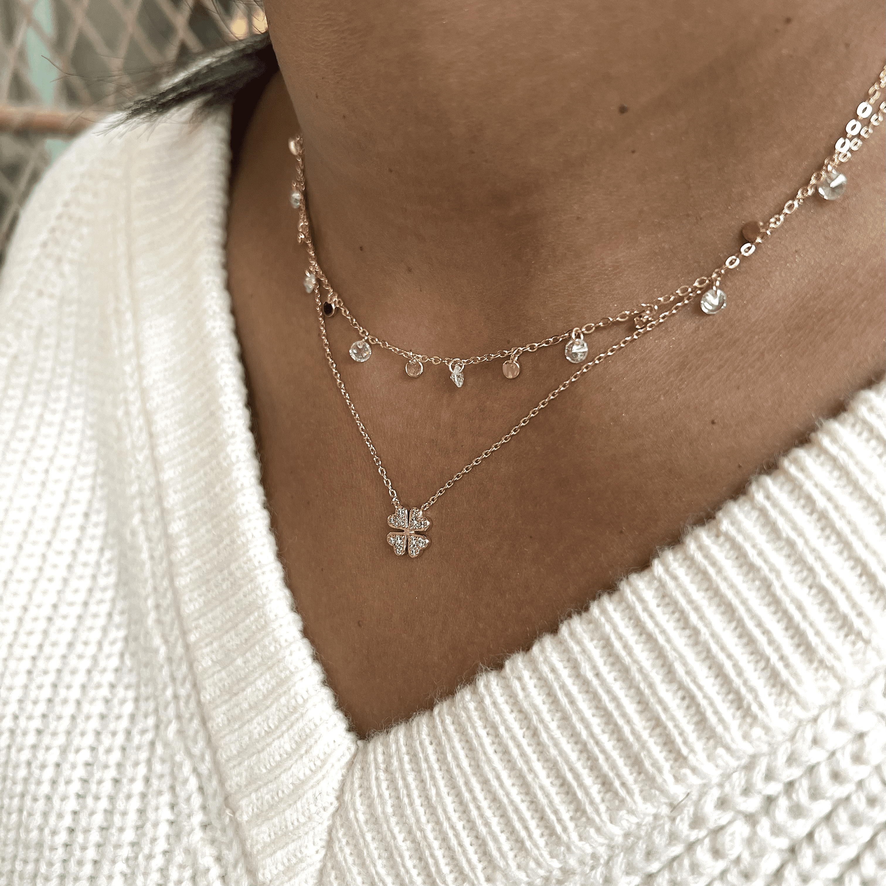 Collier doré Mimi pampilles pastilles rondes et zircons - Bijou porté
