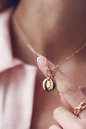 Collier en maille fine à détail T-bar orné d’une médaille ronde bombée pour gravure Natacha - Bijou porté