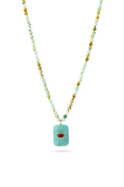 Collier sautoir Naty amazonite sur fil doré composé de perles en amazonite avec pendentif rectangulaire orné d'un œil en cornaline - Bijou sur fond blanc

