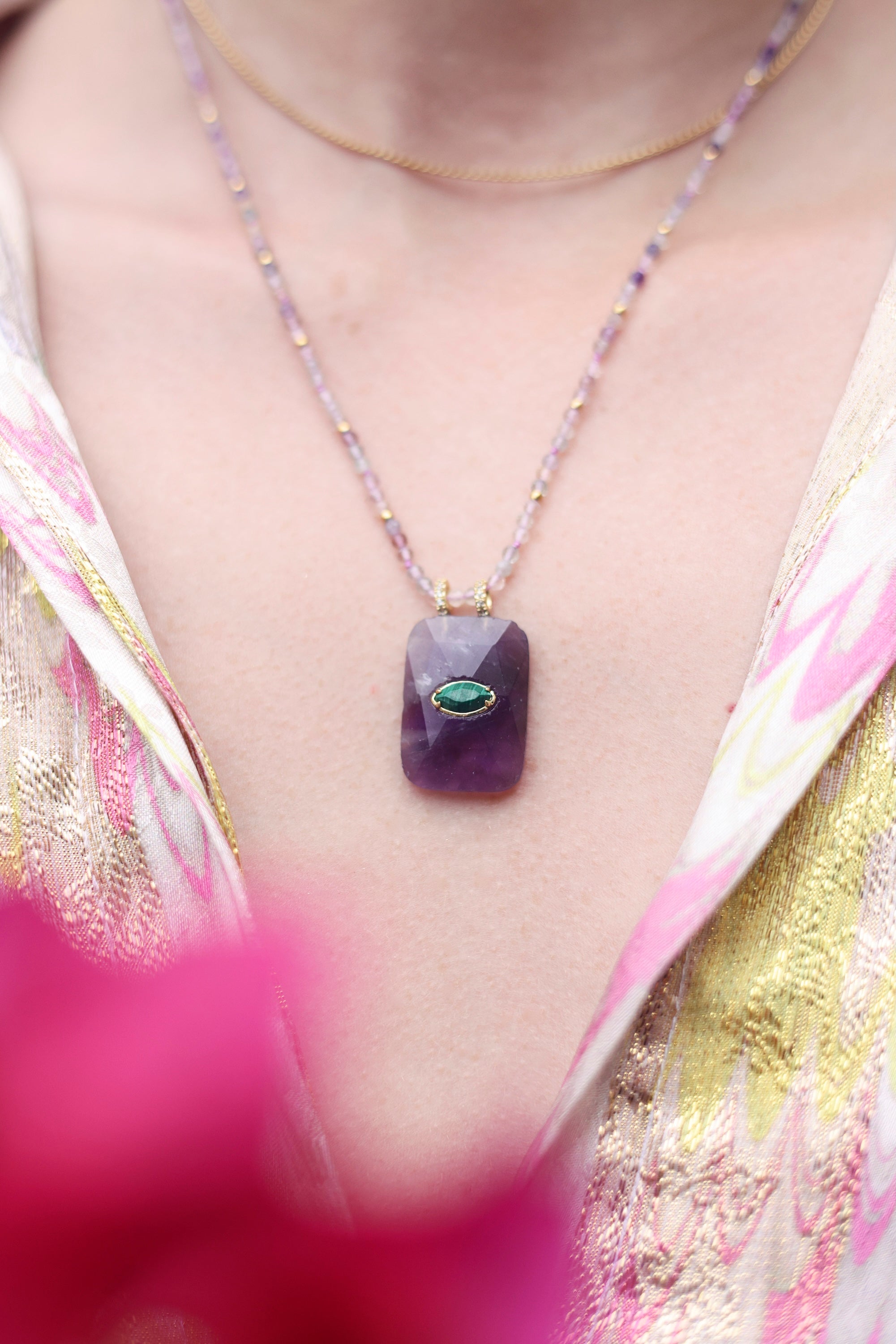 Collier sur fil doré composé de perles en améthyste avec pendentif rectangulaire orné d'un œil en malachite - Bijou porté