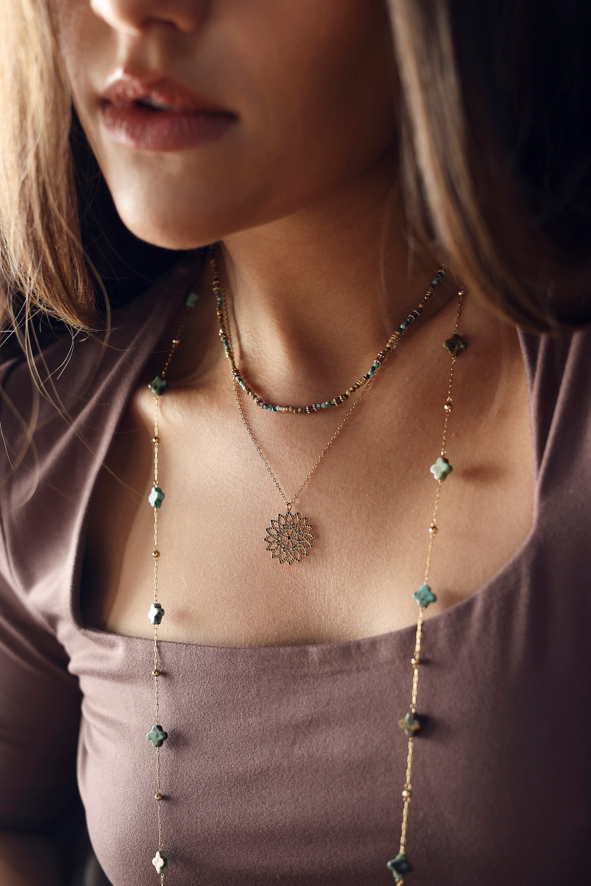 Collier doré Octavio orné de pierres naturelles - Bijou porté