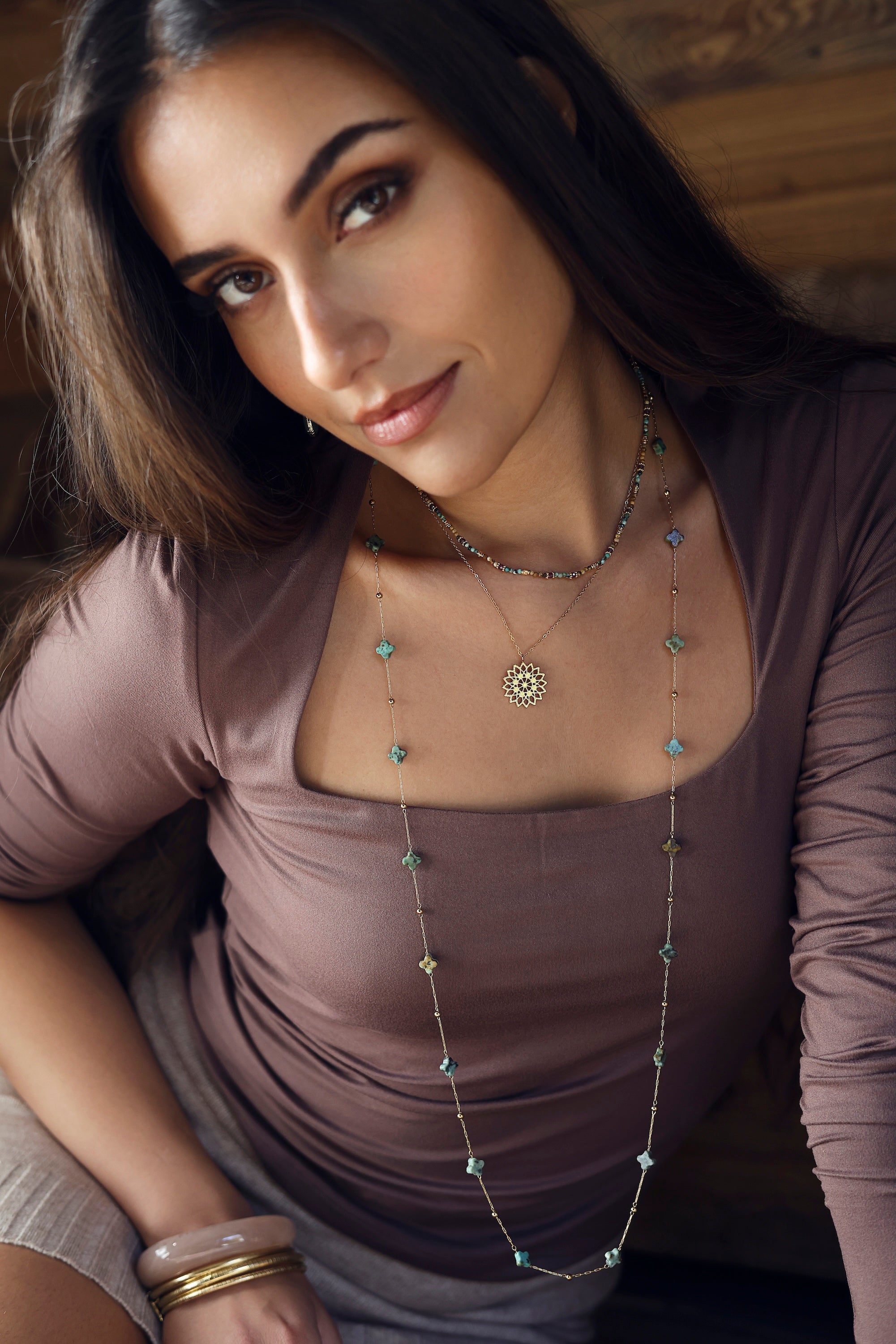 Collier doré Octavio orné de pierres naturelles - Bijou porté