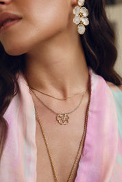 Collier doré Oria double chaîne fine avec pendentif fleur ajourée - Bijou porté