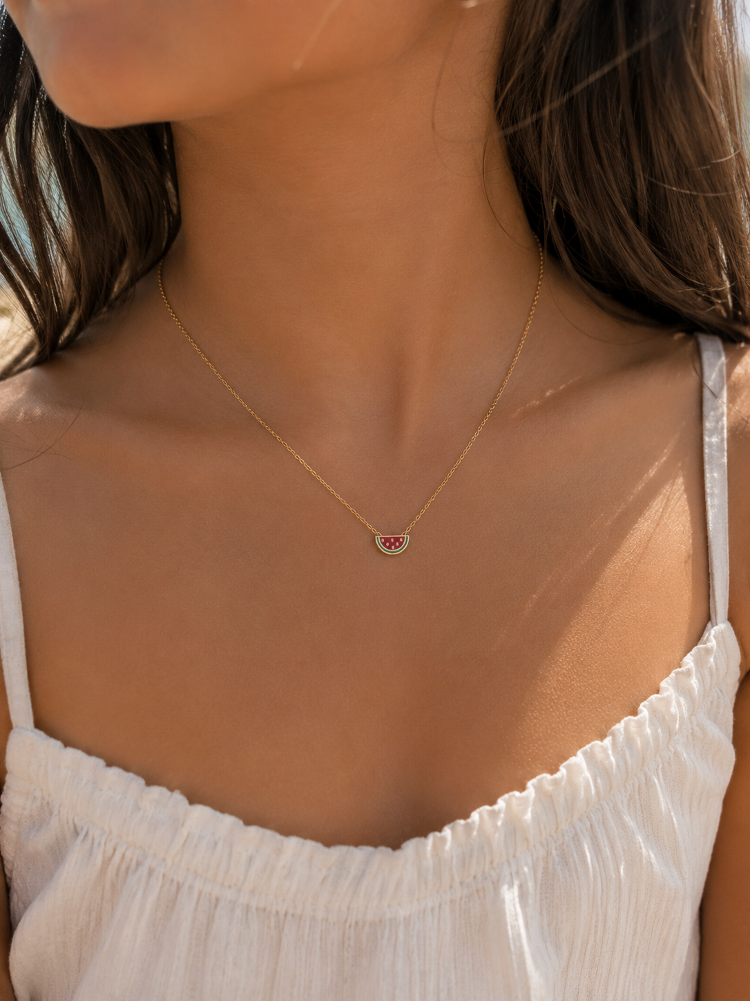 Collier pour enfant doré orné d'un pendentif pastèque - Bijou porté