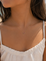 Collier pour enfant doré orné d'un pendentif pastèque - Bijou porté