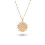 Collier personnalisable doré à graver médaille Ness L - Bijou sur fond blanc