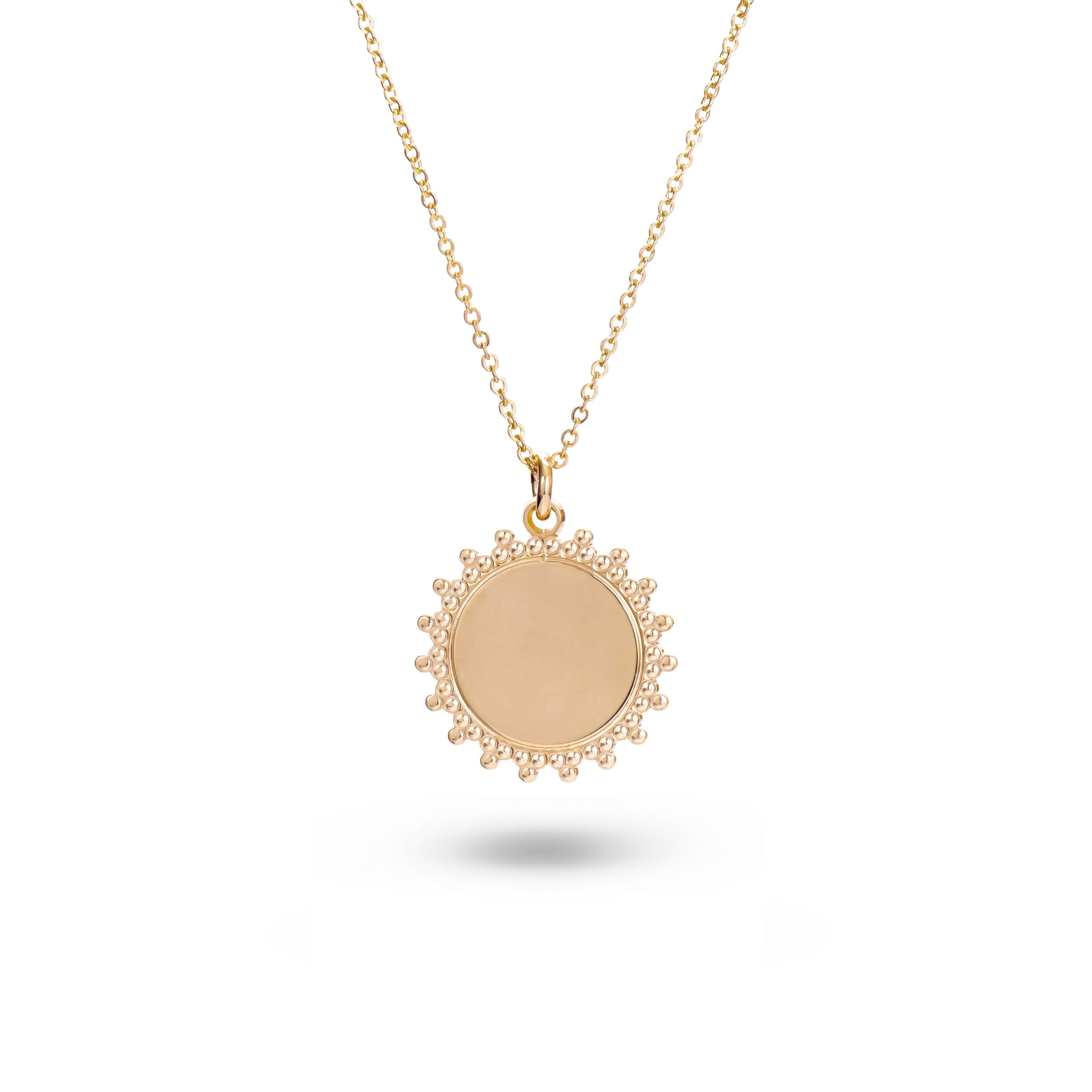 Collier personnalisable doré à graver médaille Ness L - Bijou sur fond blanc