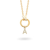 Collier personnalisable doré initiales et charms Kaïs - Bijou sur fond blanc