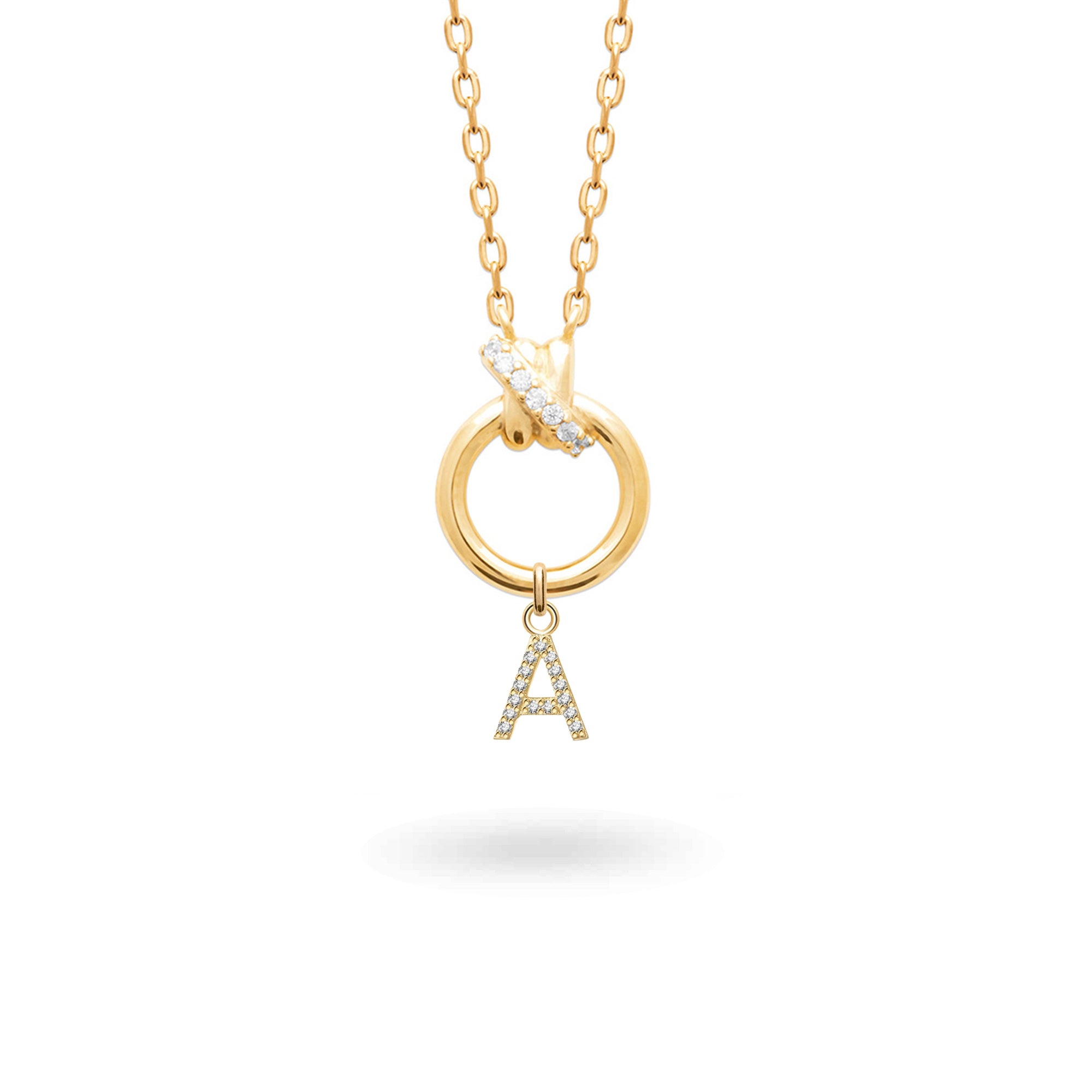 Collier personnalisable doré initiales et charms Kaïs - Bijou sur fond blanc