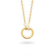 Collier personnalisable doré initiales et charms Kaïs - Bijou sur fond blanc