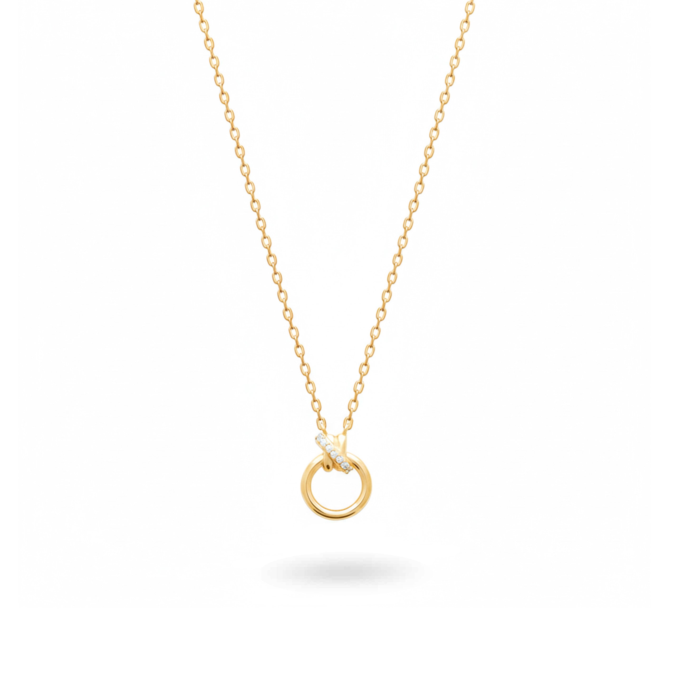 Collier personnalisable doré initiales et charms Kaïs - Bijou sur fond blanc