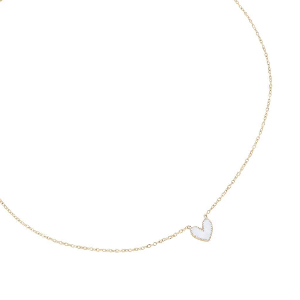 Collier doré Petit Coeur blanc pendentif coeur blanc - Bijou photographié sur fond blanc