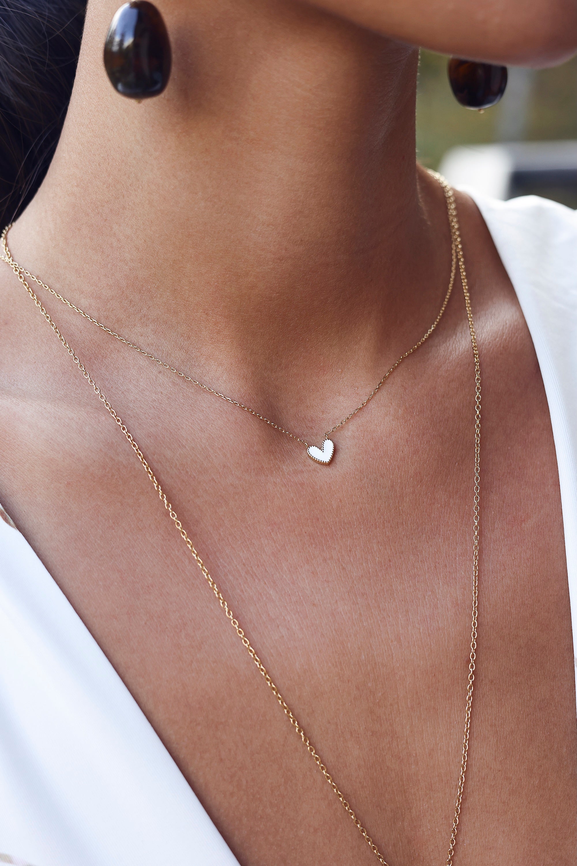 Collier doré Petit Coeur blanc pendentif coeur blanc - Bijou porté