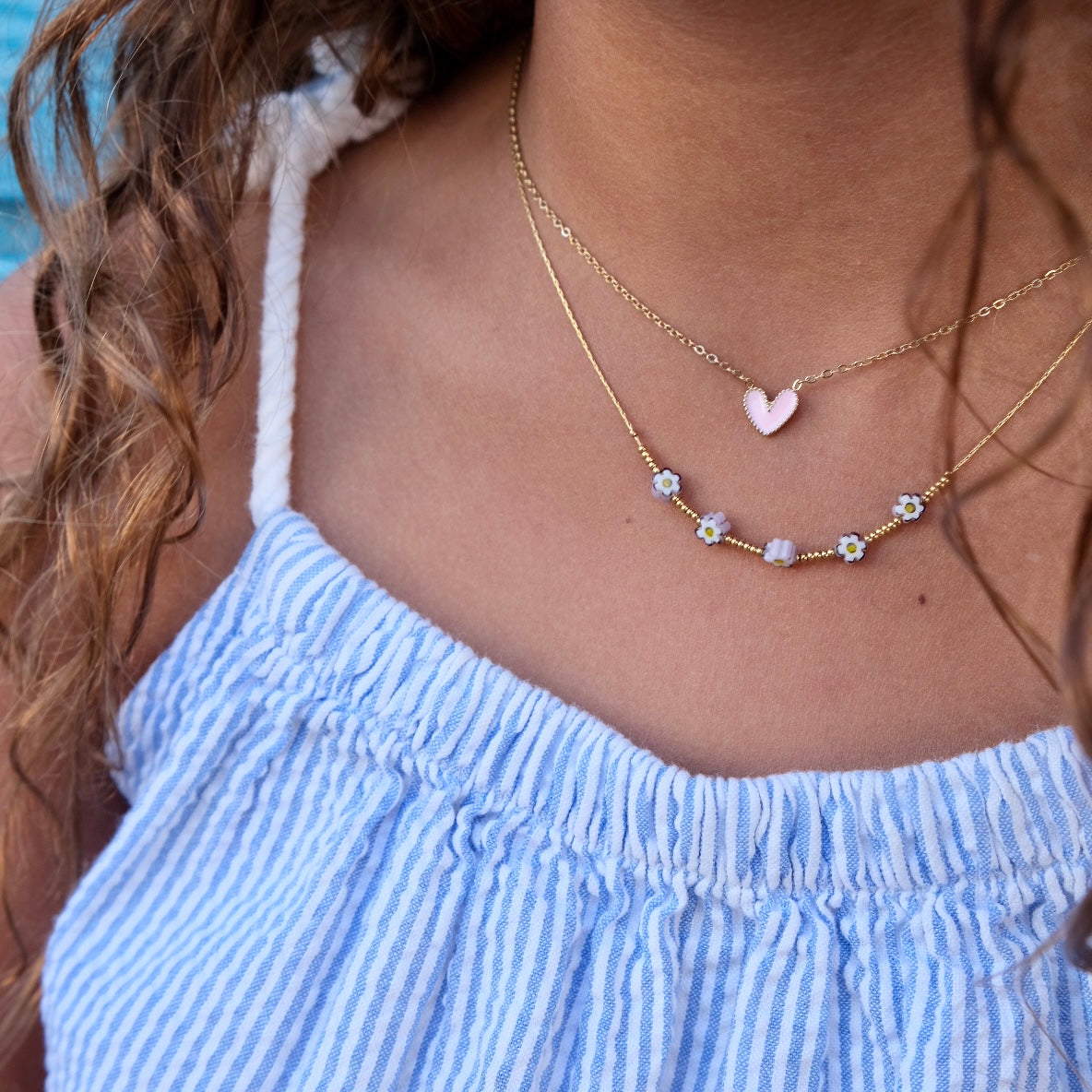 Collier Petit Coeur pour enfant doré pendentif coeur rose clair - Bijou porté
