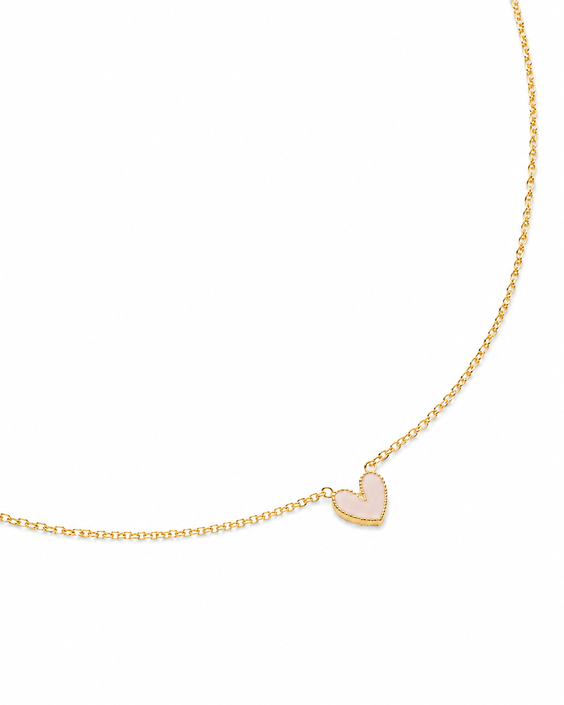 Collier Petit Coeur pour enfant doré pendentif coeur rose clair - Bijou sur fond blanc