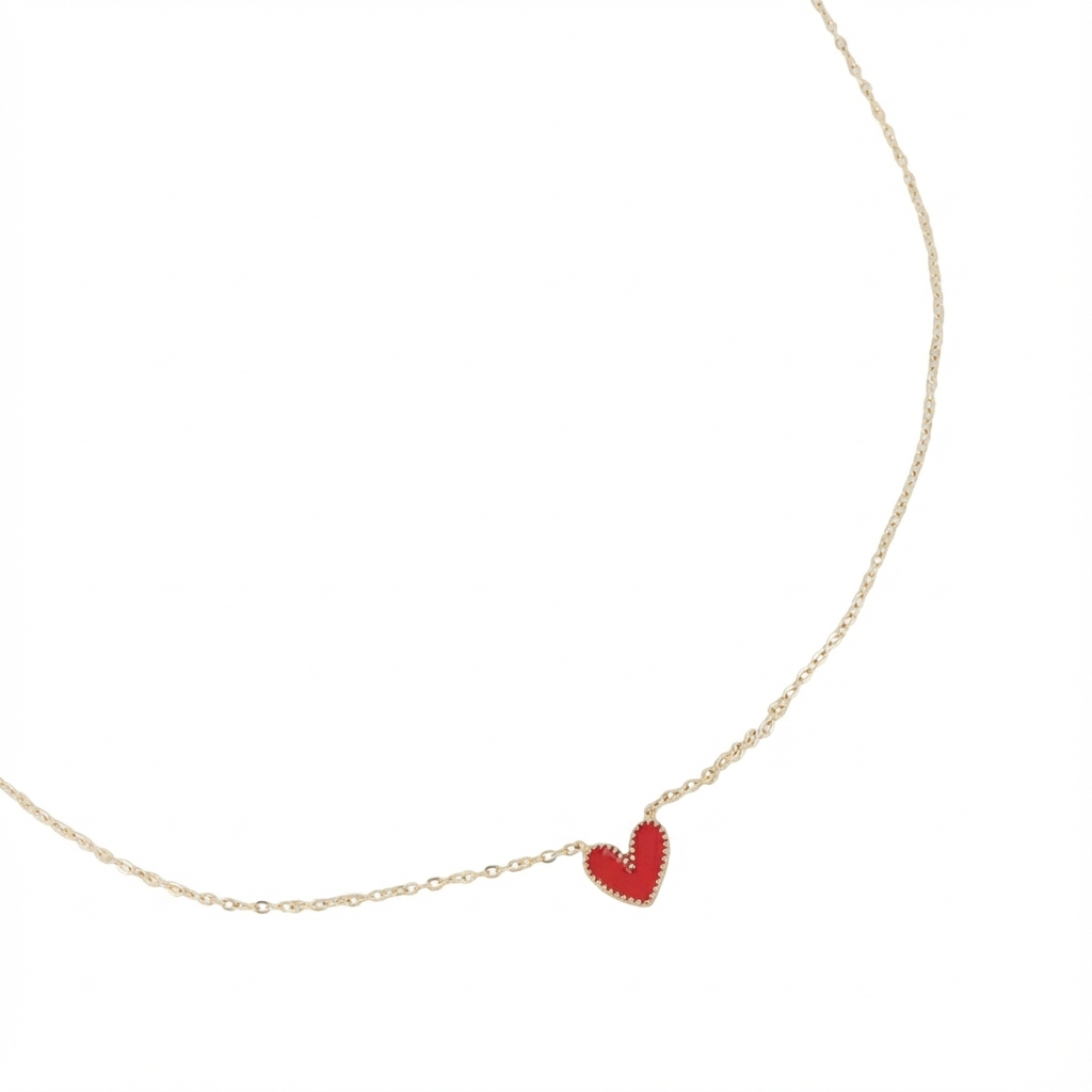 Collier doré Petit Coeur rouge pendentif coeur rouge - Bijou photographié sur fond blanc