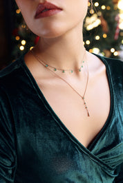 Collier plongeant doré Philippine orné de zircons verts - Bijou porté