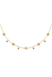 Collier doré Rudy orné de fleurs multicolores et de pampilles en forme de cœur - Bijou sur fond blanc