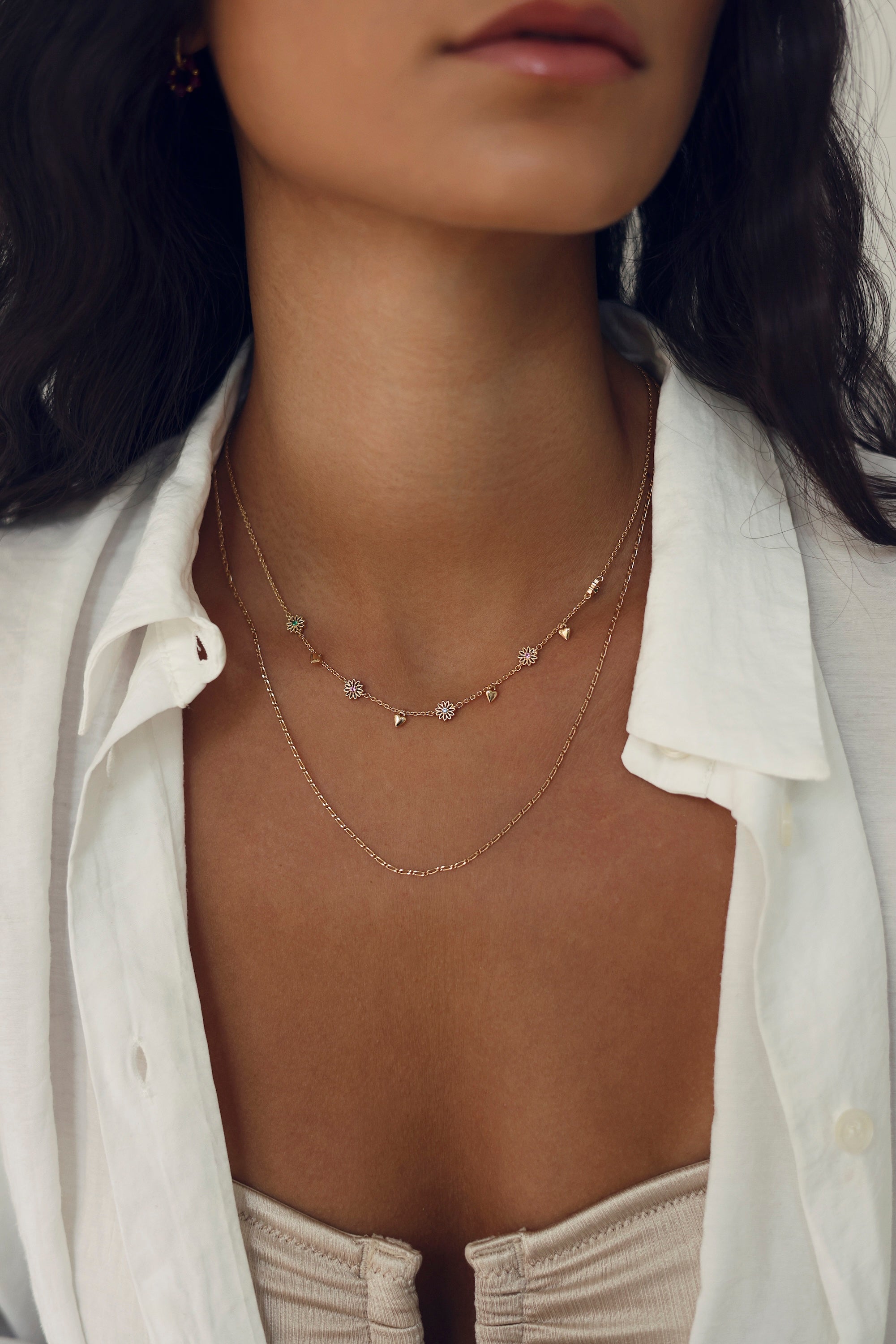 Collier doré Rudy orné de fleurs multicolores et de pampilles en forme de cœur - Bijou porté