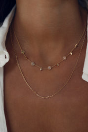 Collier doré Rudy orné de fleurs multicolores et de pampilles en forme de cœur - Bijou porté