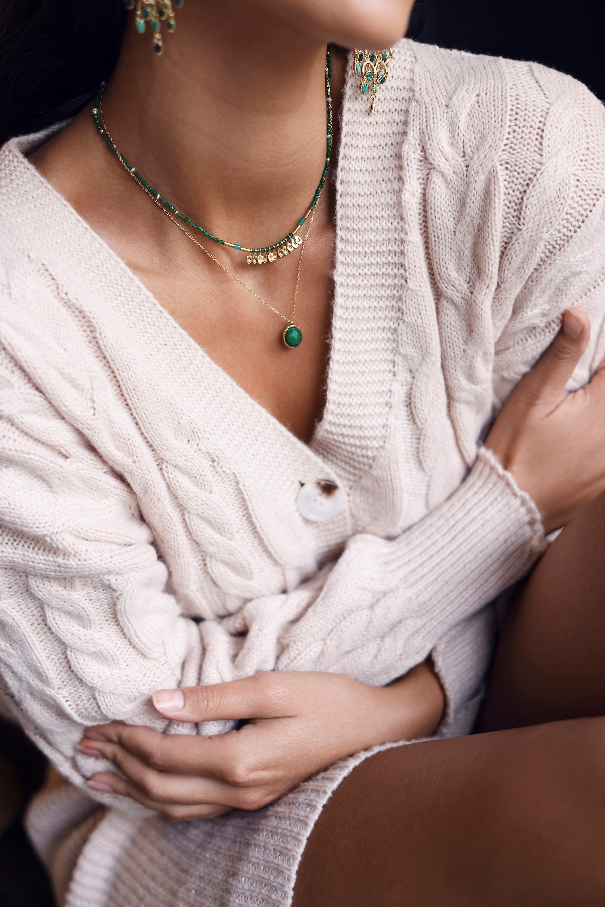 Collier doré Sanda agate verte orné de pierres naturelles - Bijou porté