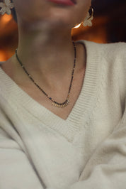 Collier doré Sanda oeil de tigre orné de pierres naturelles - Bijou porté