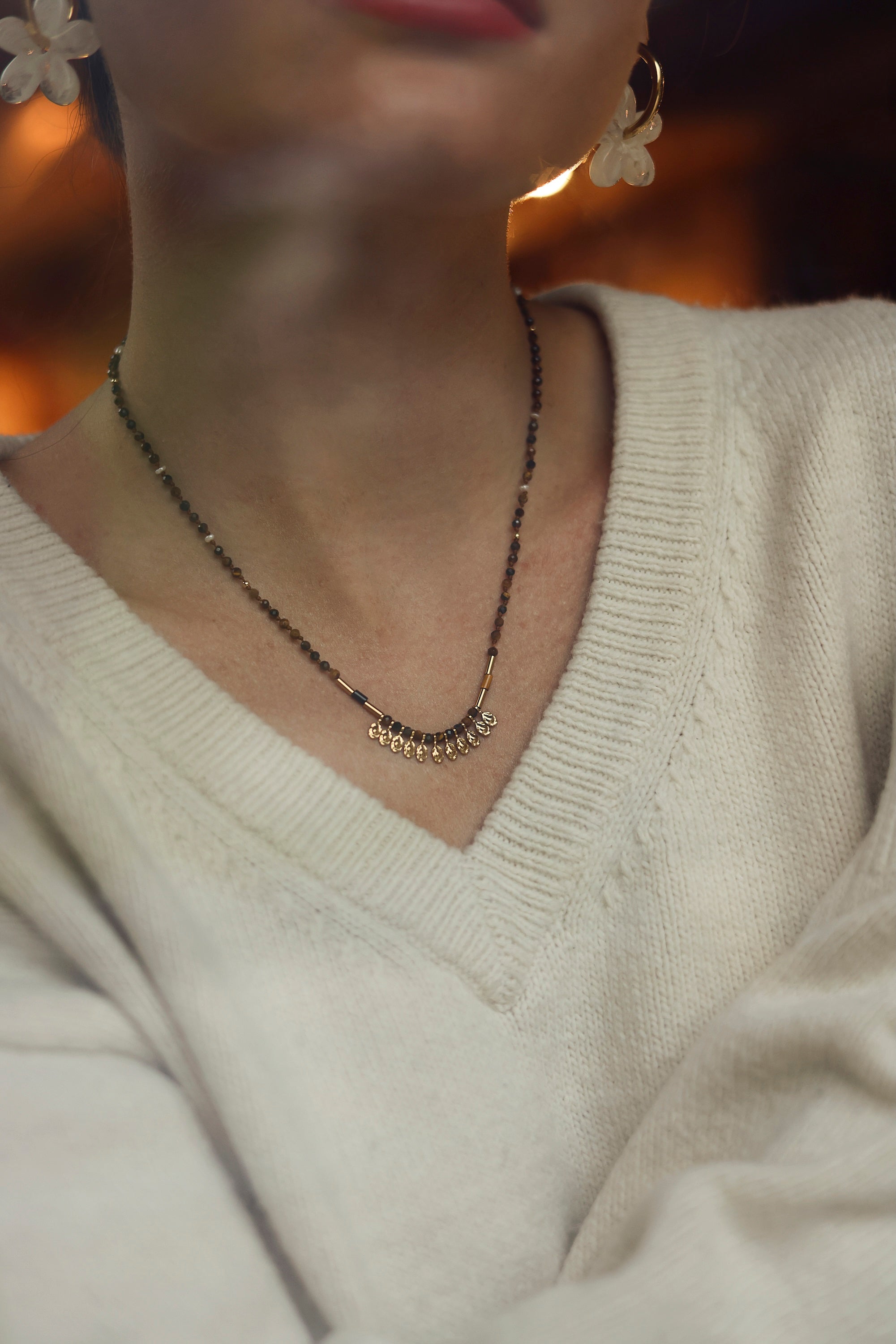 Collier doré Sanda oeil de tigre orné de pierres naturelles - Bijou porté