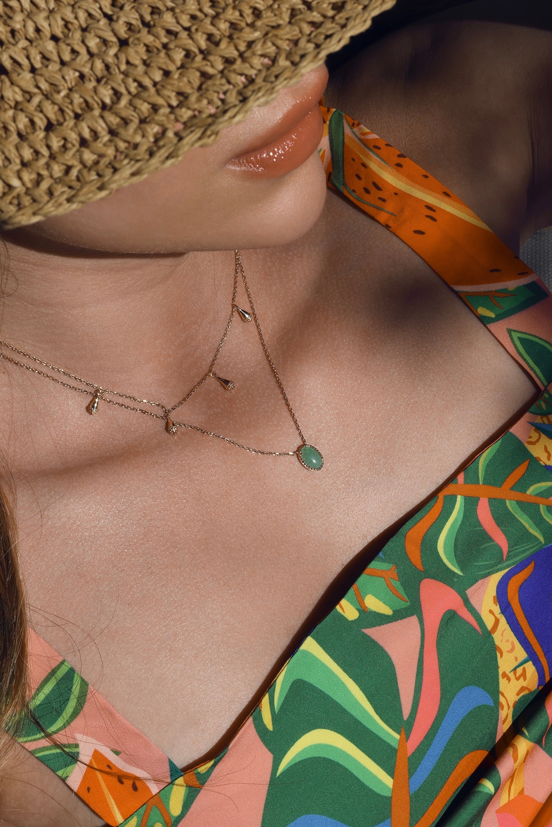 Collier doré Selene aventurine orné d'une pierre ovale en aventurine - Bijou porté