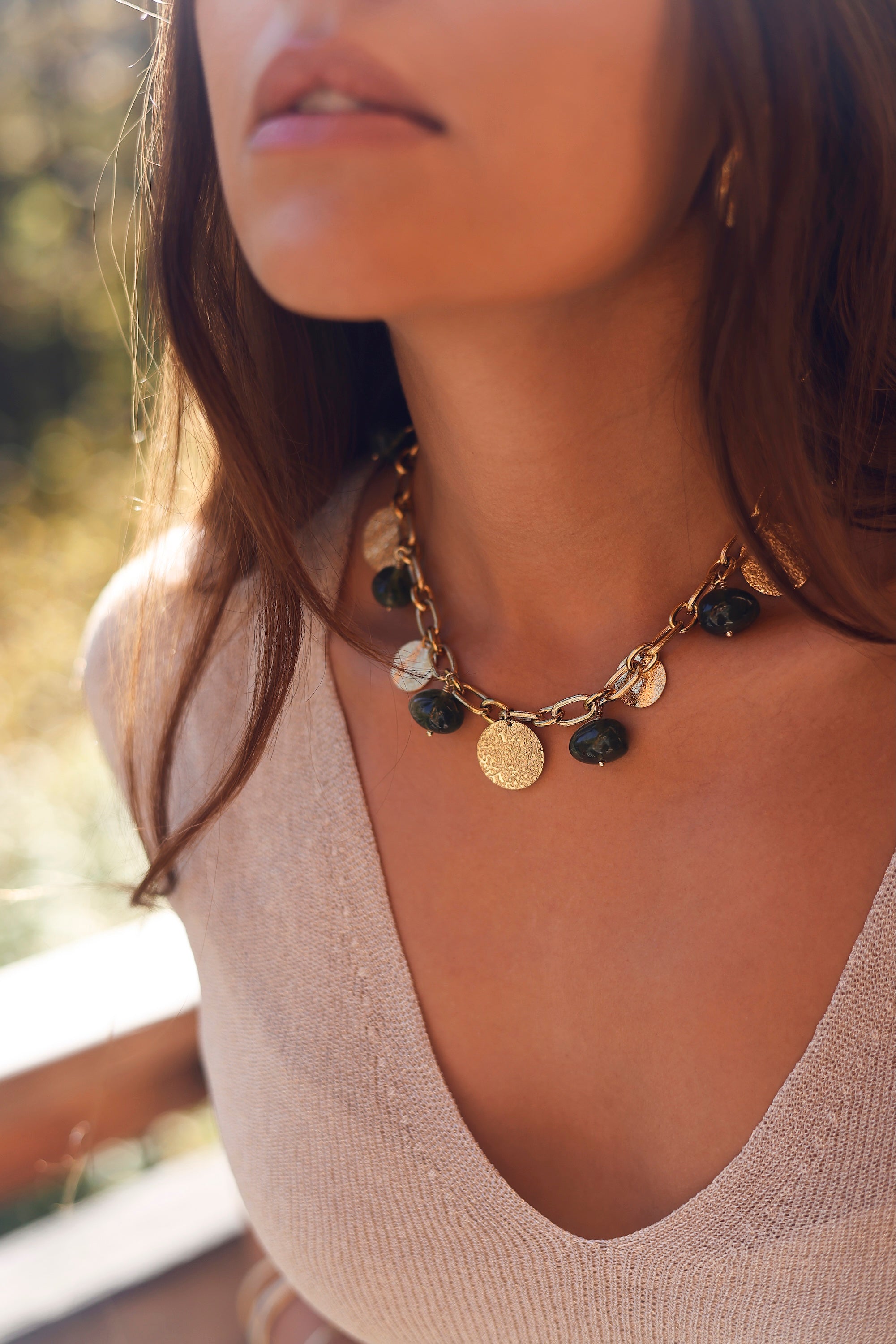 Collier statement doré Séverine vert avec pendentifs pastilles martelées et acétates vertes - Bijou porté
