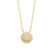 Collier doré Shine avec pendentif soleil orné de zircons - Bijou sur fond blanc