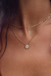 Collier doré Shine avec pendentif soleil orné de zircons - Bijou porté
