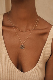 Collier doré signe du zodiaque Cancer - Bijou porté
