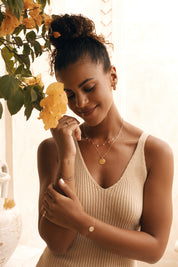 Collier doré signe du zodiaque Capricorne - Bijou porté