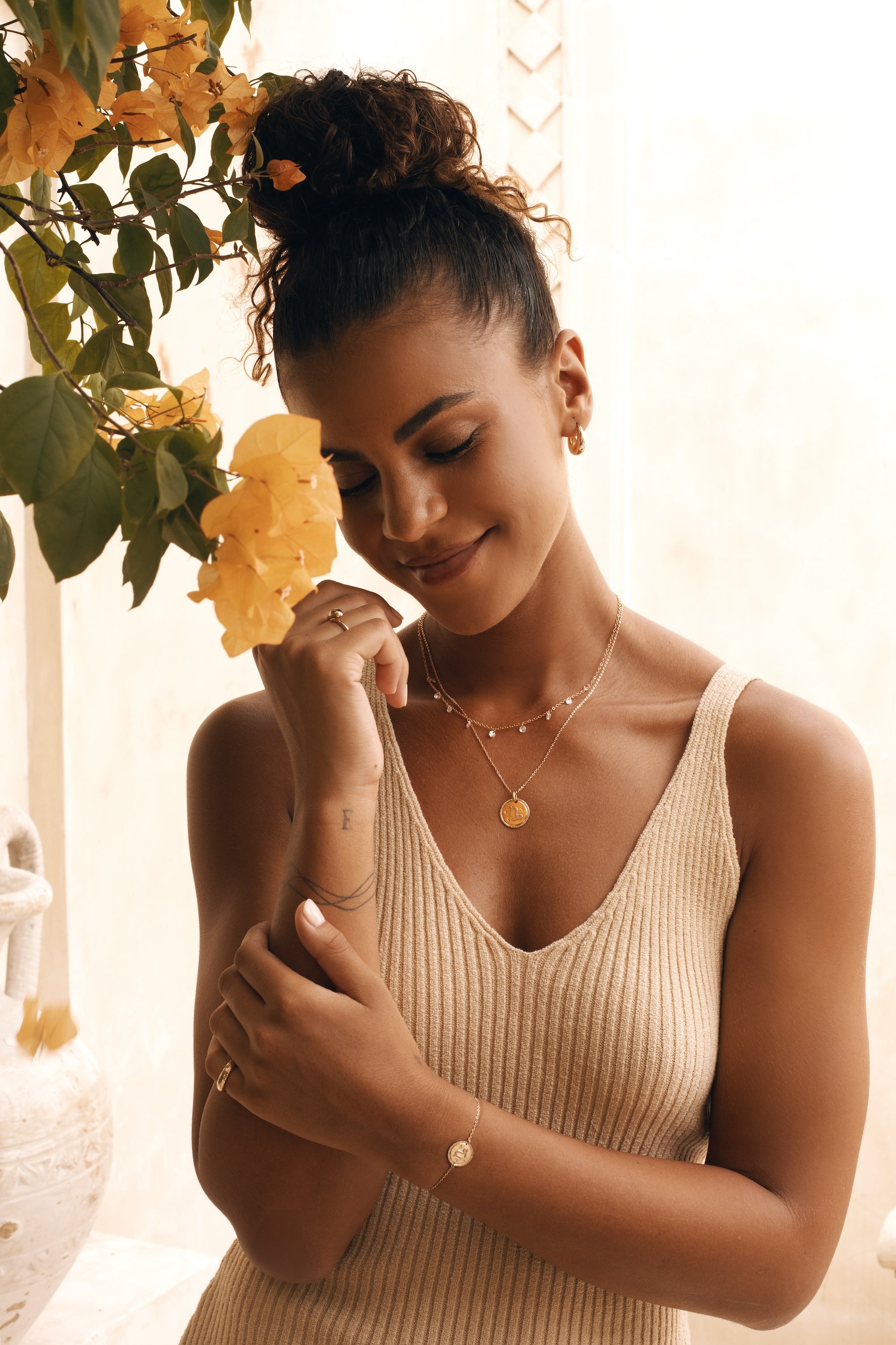 Collier doré signe du zodiaque Capricorne - Bijou porté