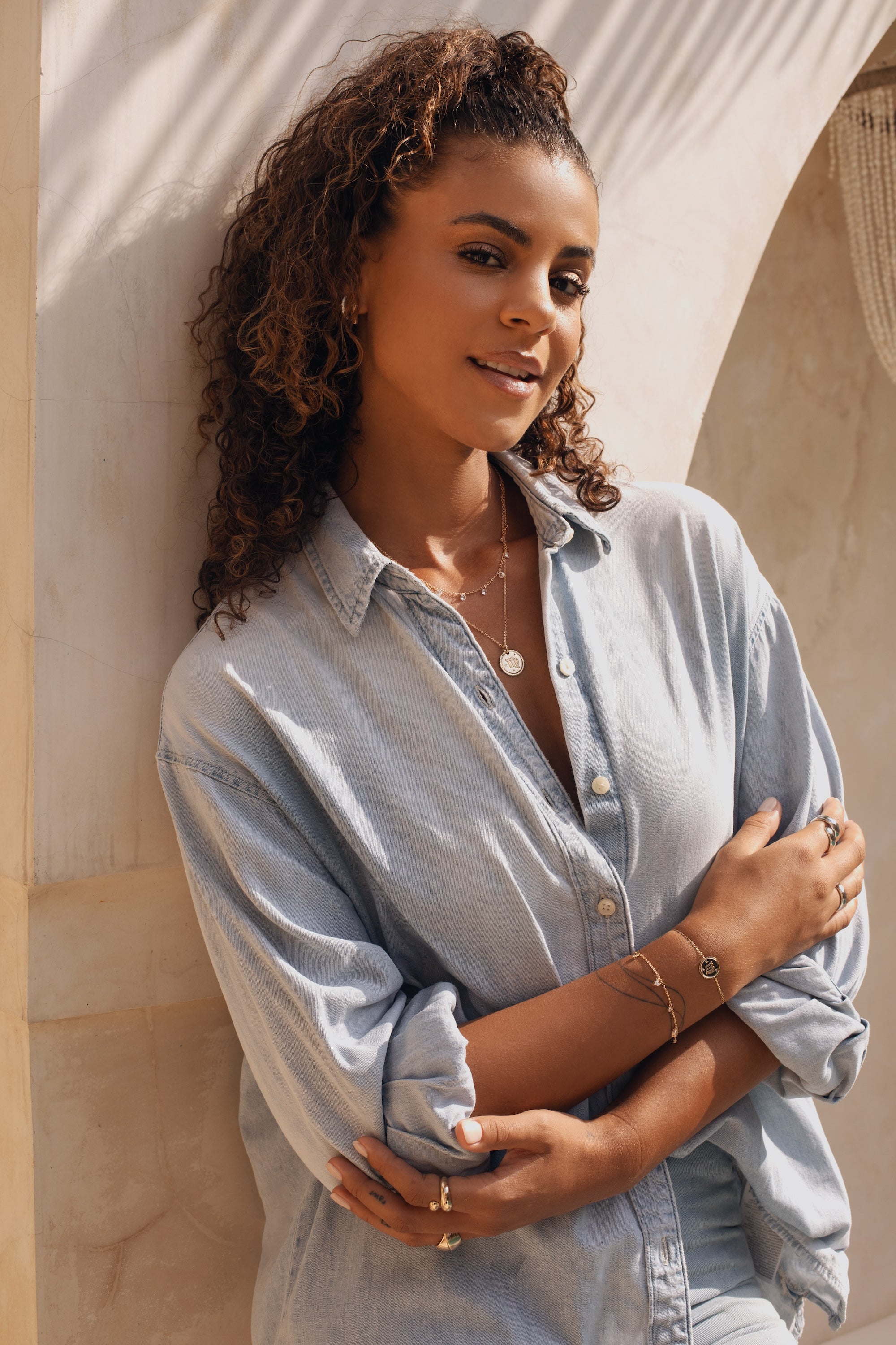 Collier doré signe du zodiaque Vierge - Bijou porté