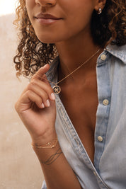 Collier doré signe du zodiaque Poissons - Bijou porté