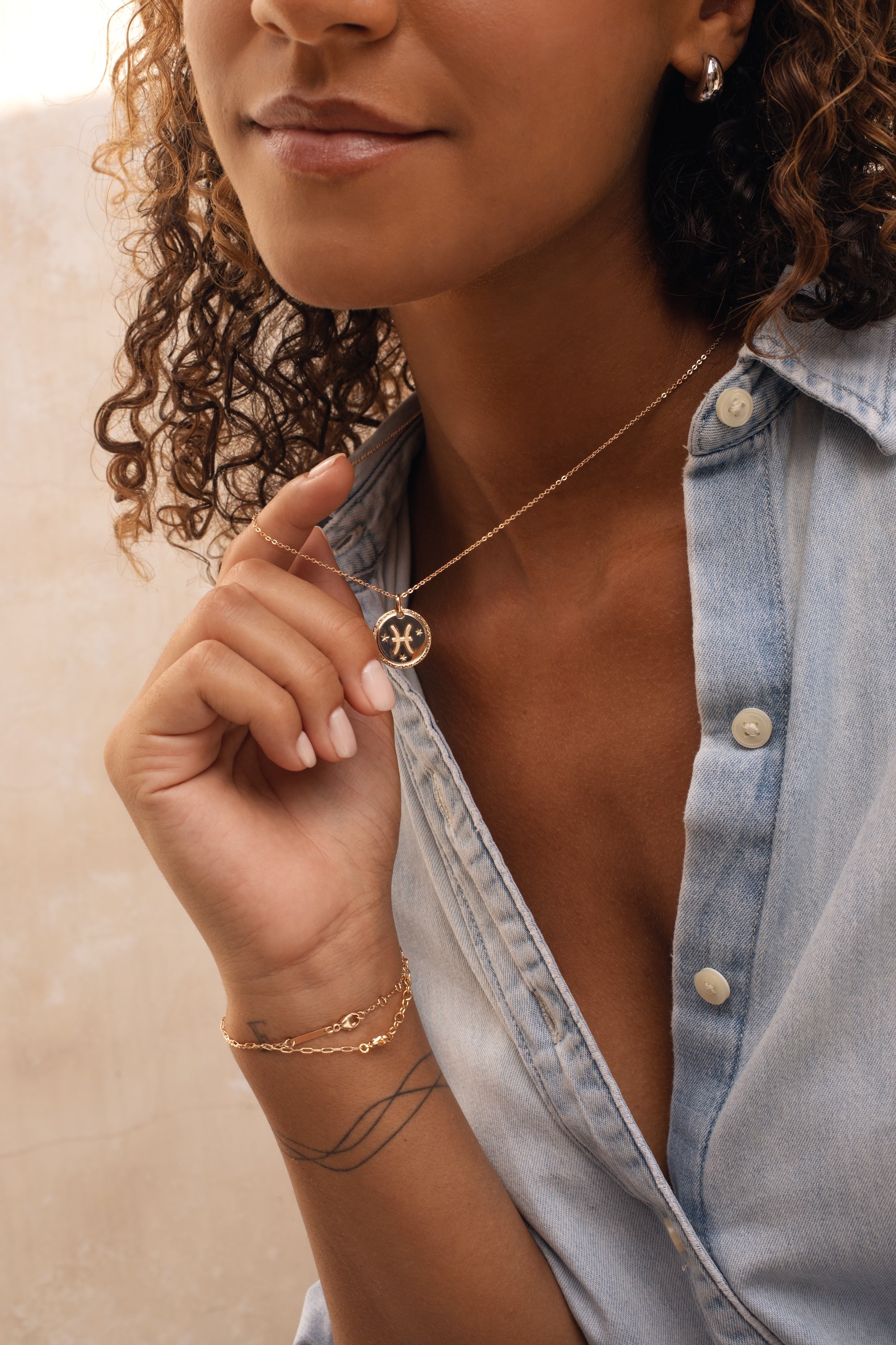 Collier doré signe du zodiaque Poissons - Bijou porté