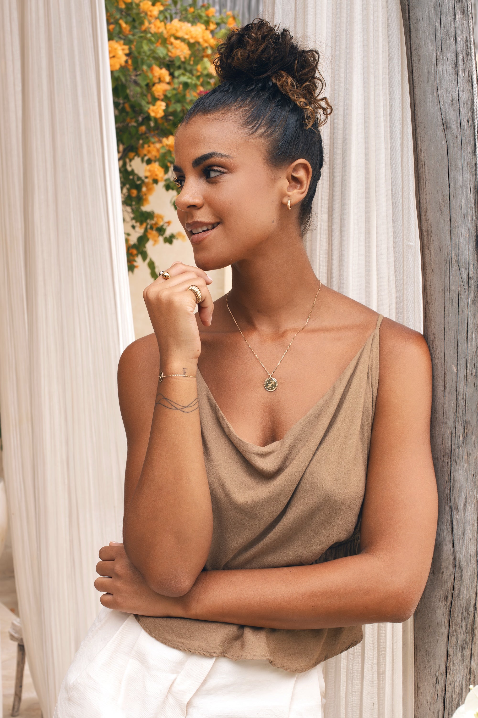  Collier doré signe du zodiaque Sagittaire - Bijou porté