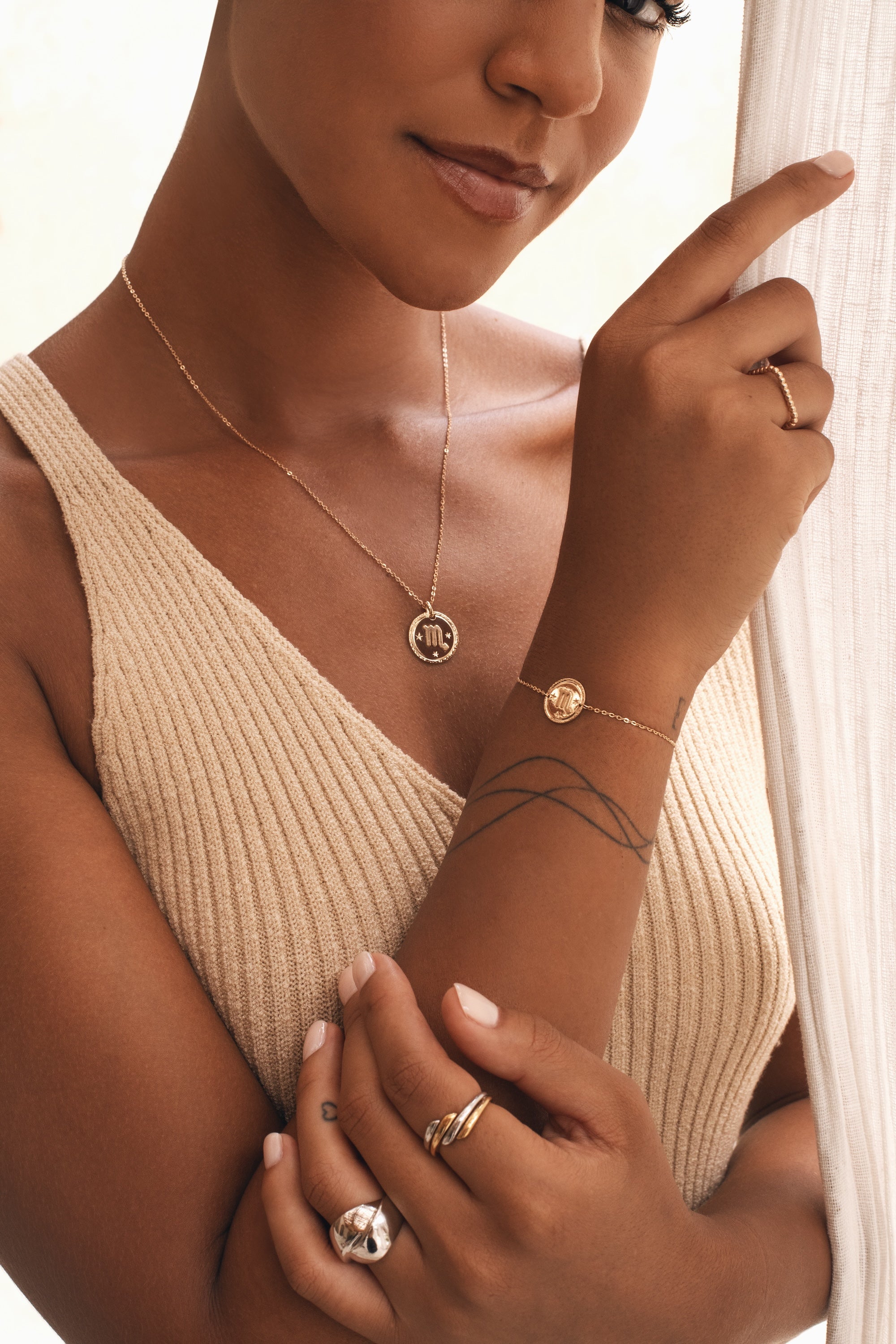 Collier doré signe du zodiaque Scorpion - Bijou porté