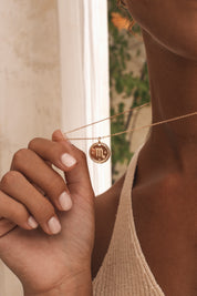 Collier doré signe du zodiaque Scorpion - Bijou porté