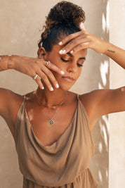 Collier doré signe du zodiaque Taureau - Bijou porté