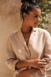 Collier doré signe du zodiaque Verseau - Bijou porté