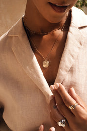 Collier doré signe du zodiaque Verseau - Bijou porté