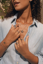 Collier doré signe du zodiaque Vierge - Bijou porté