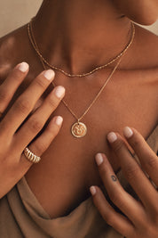 Collier doré signe du zodiaque Taureau - Bijou porté