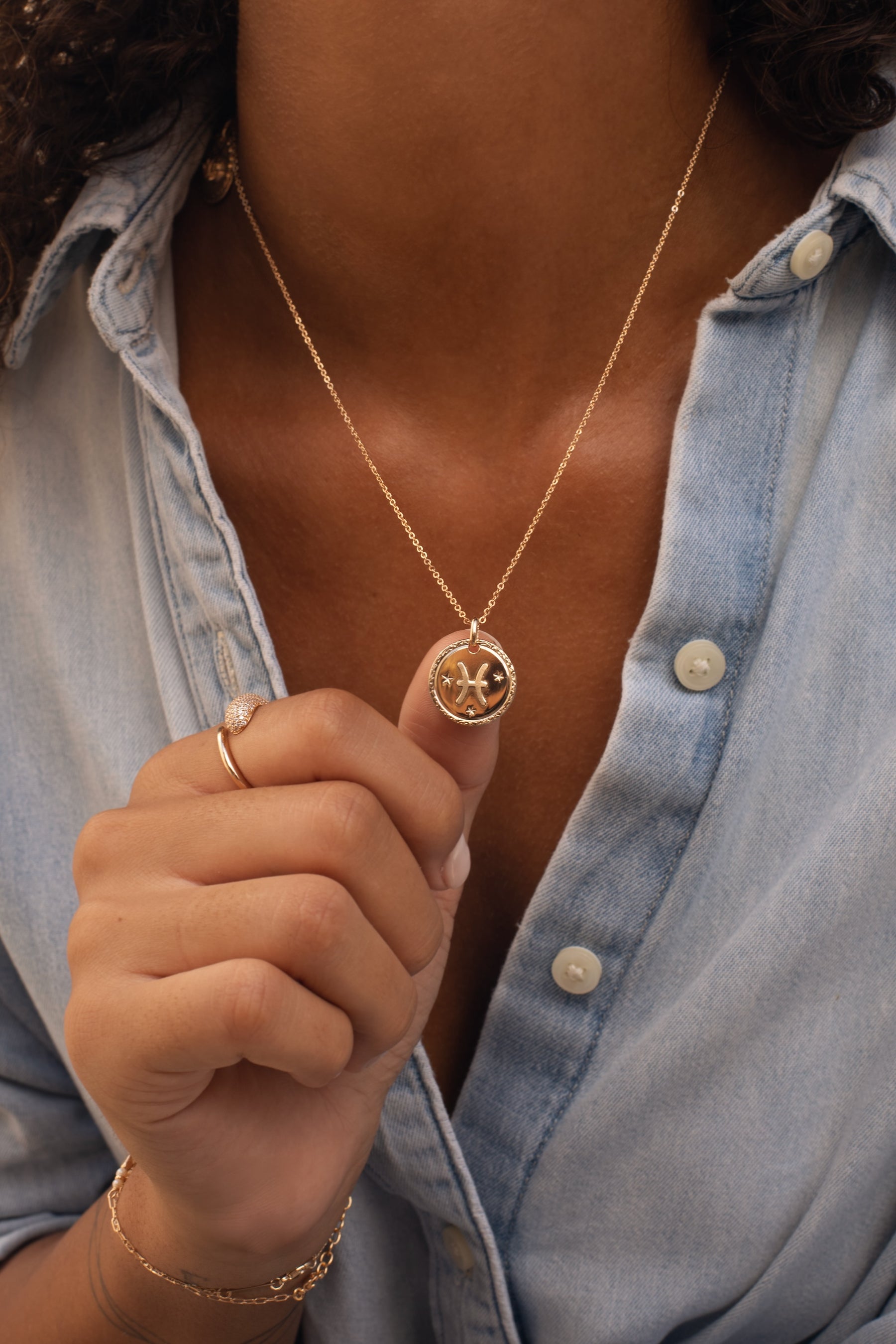 Collier doré signe du zodiaque Poissons - Bijou porté