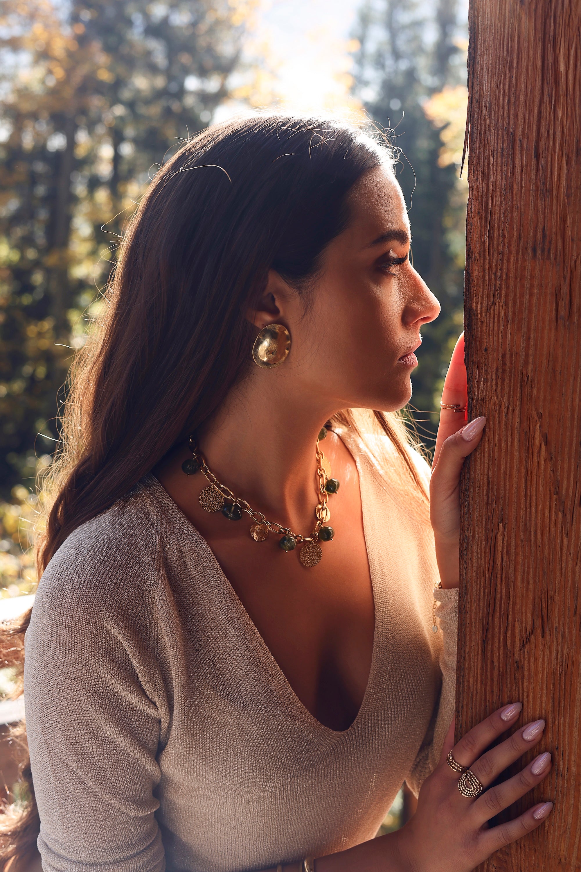 Collier statement doré Séverine vert avec pendentifs pastilles martelées et acétates vertes - Bijou porté