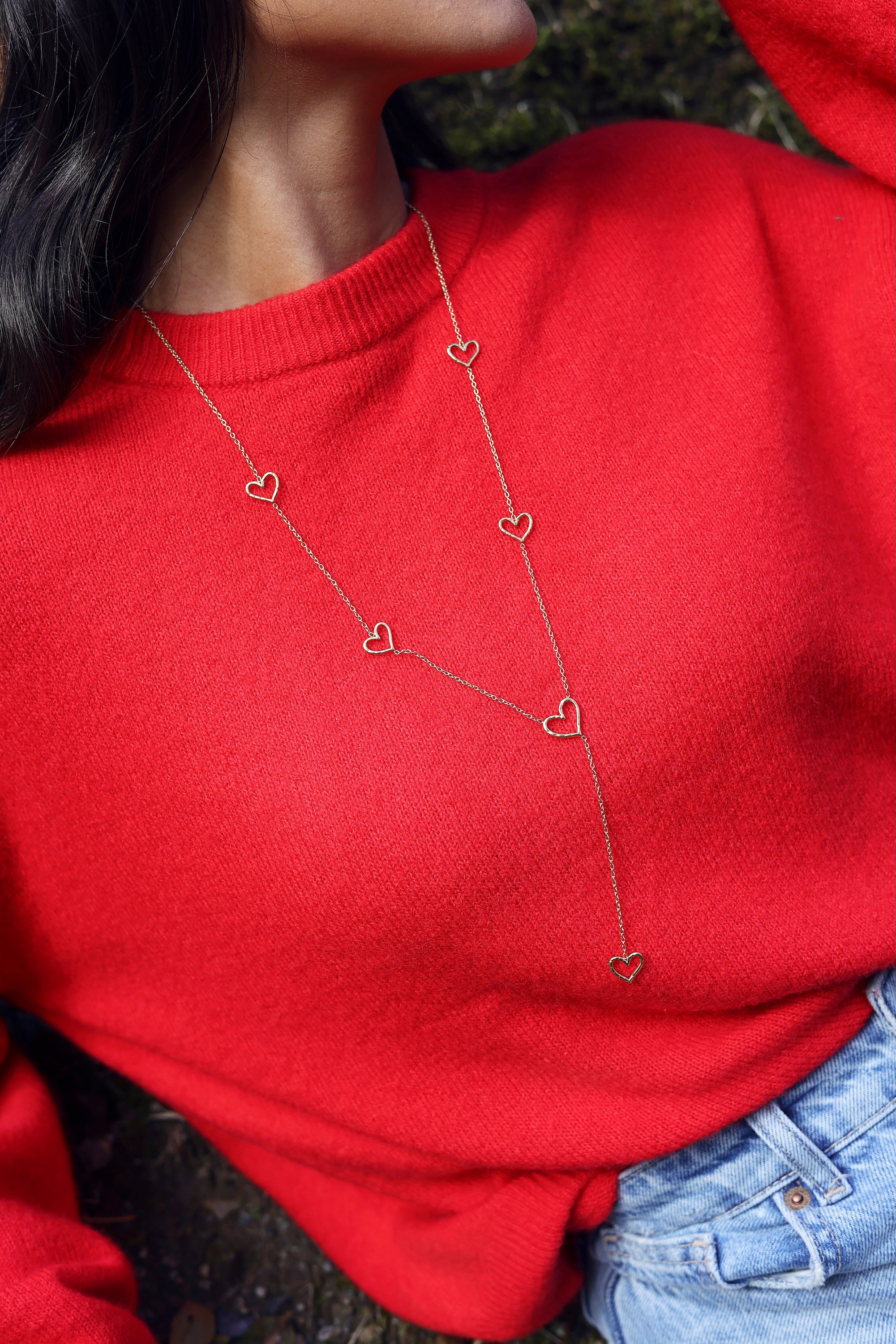 Collier cravate doré Teddi cœurs martelés - Bijou porté